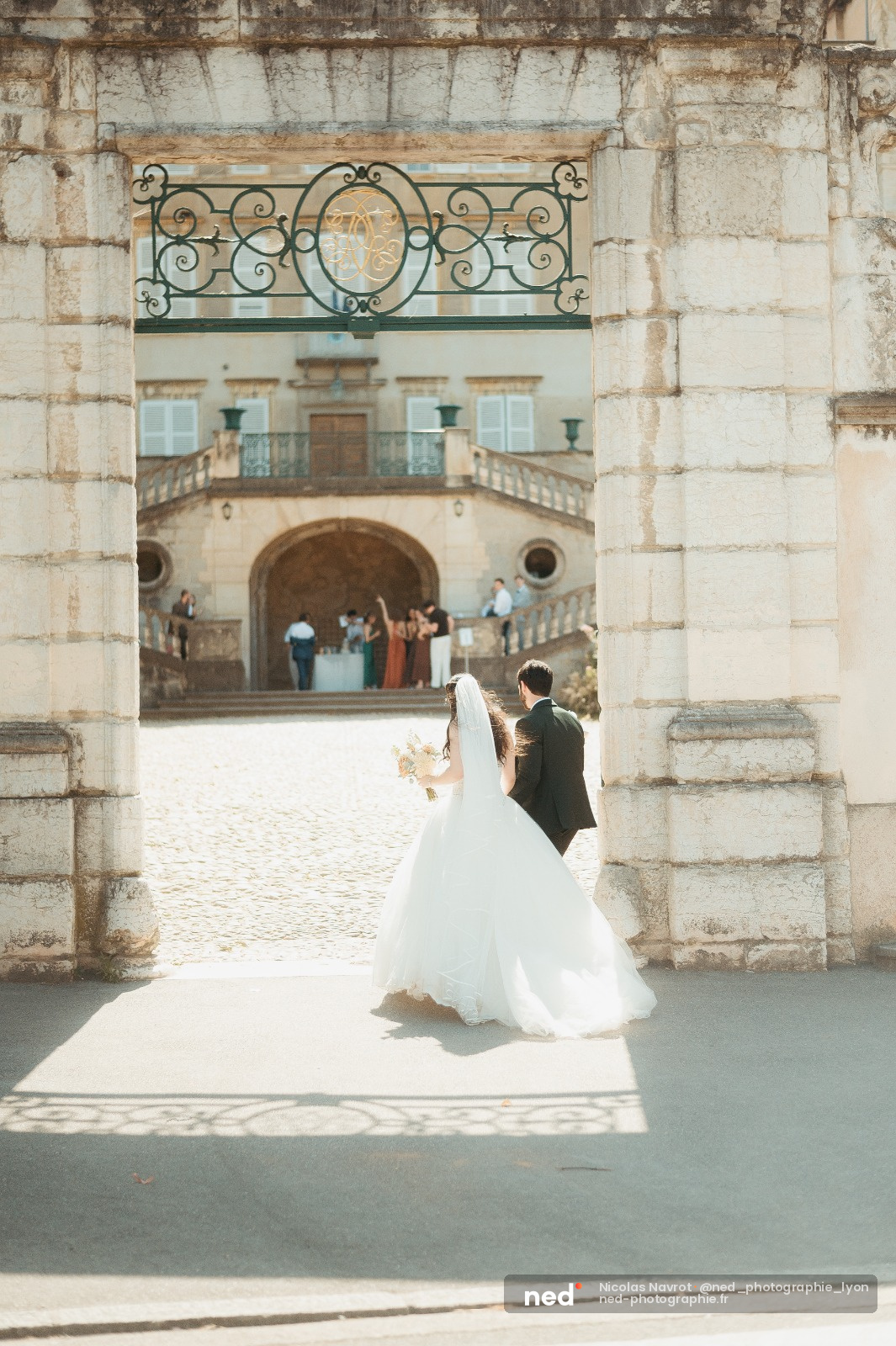 Couple mariage portail pierre architecture classique