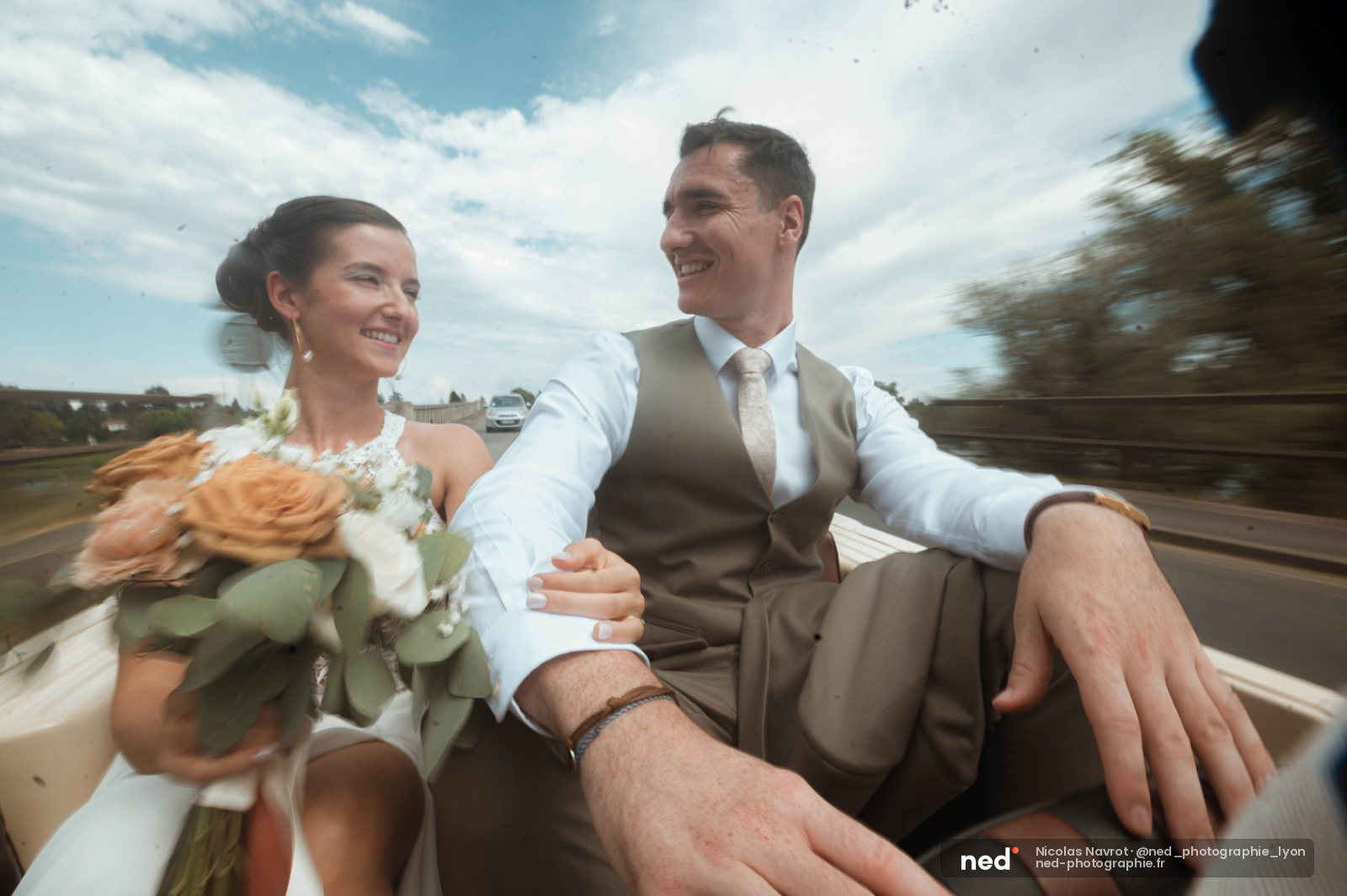 Couple mariage riant en voiture décapotable