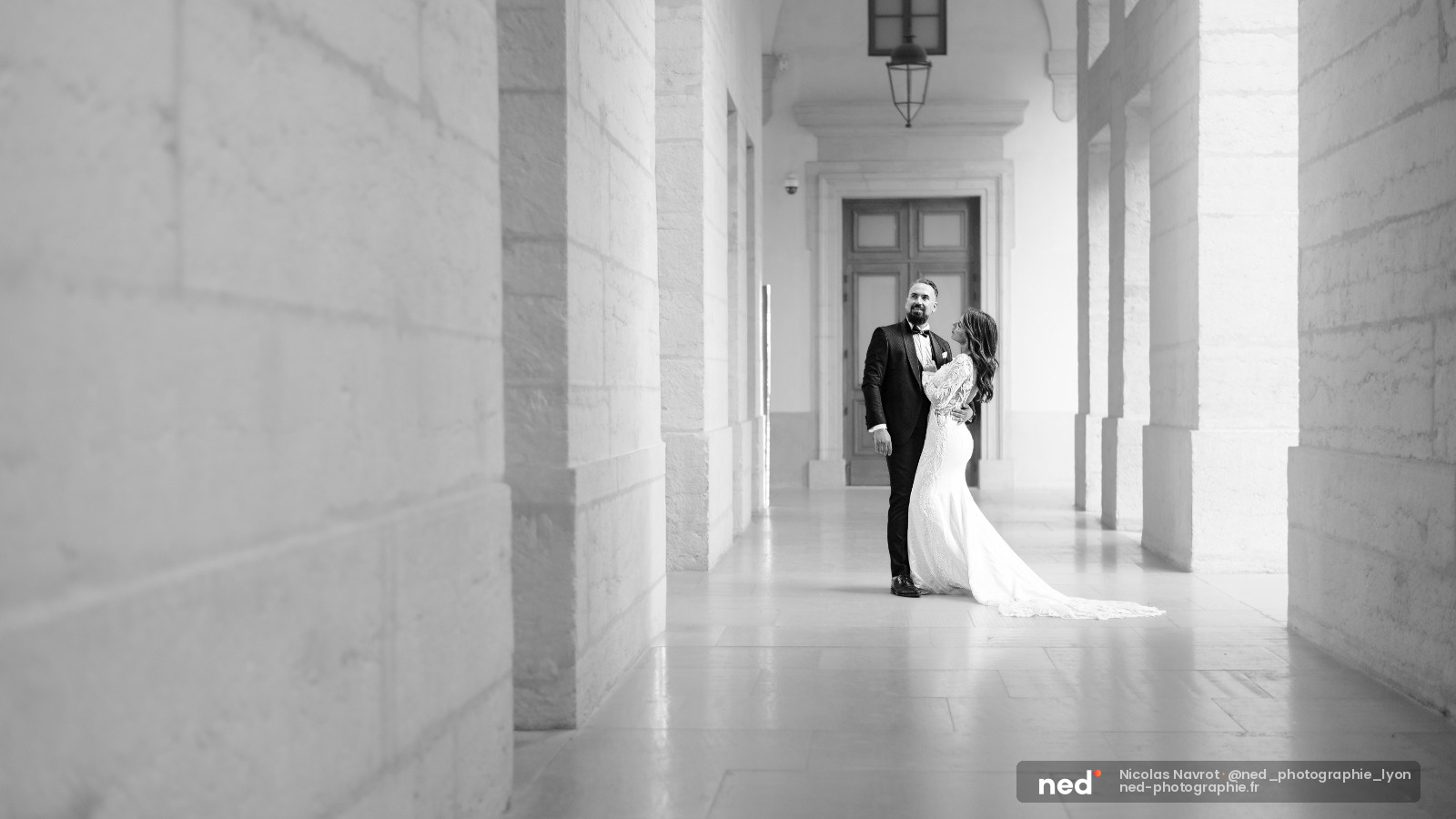 Couple mariés dans galerie colonnes blanches