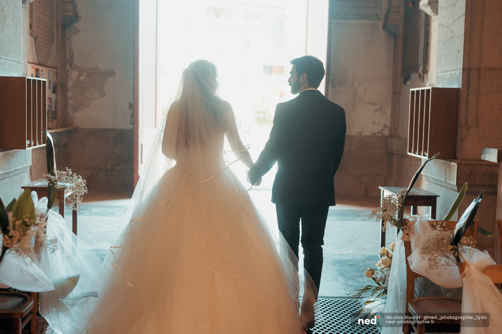 Couple de mariés main dans la main à l'église