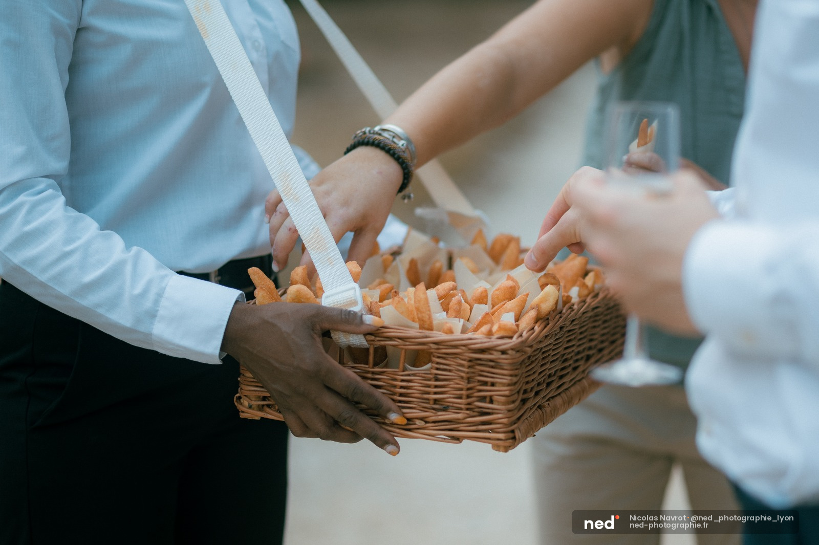 Deux enfants en robes bleues tiennent un panier en osier rempli de pétales de fleurs orange pour la cérémonie de mariage