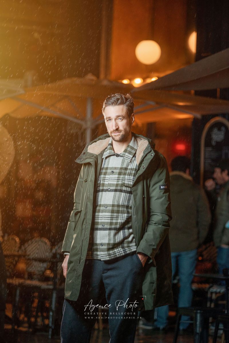 Portrait homme sous la pluie avec halo lumineux