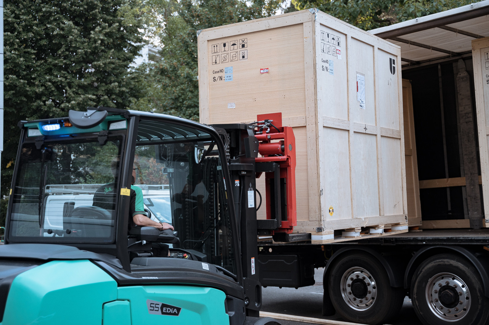 Chariot élévateur sortant une caisse d'équipement médical d'un camion
