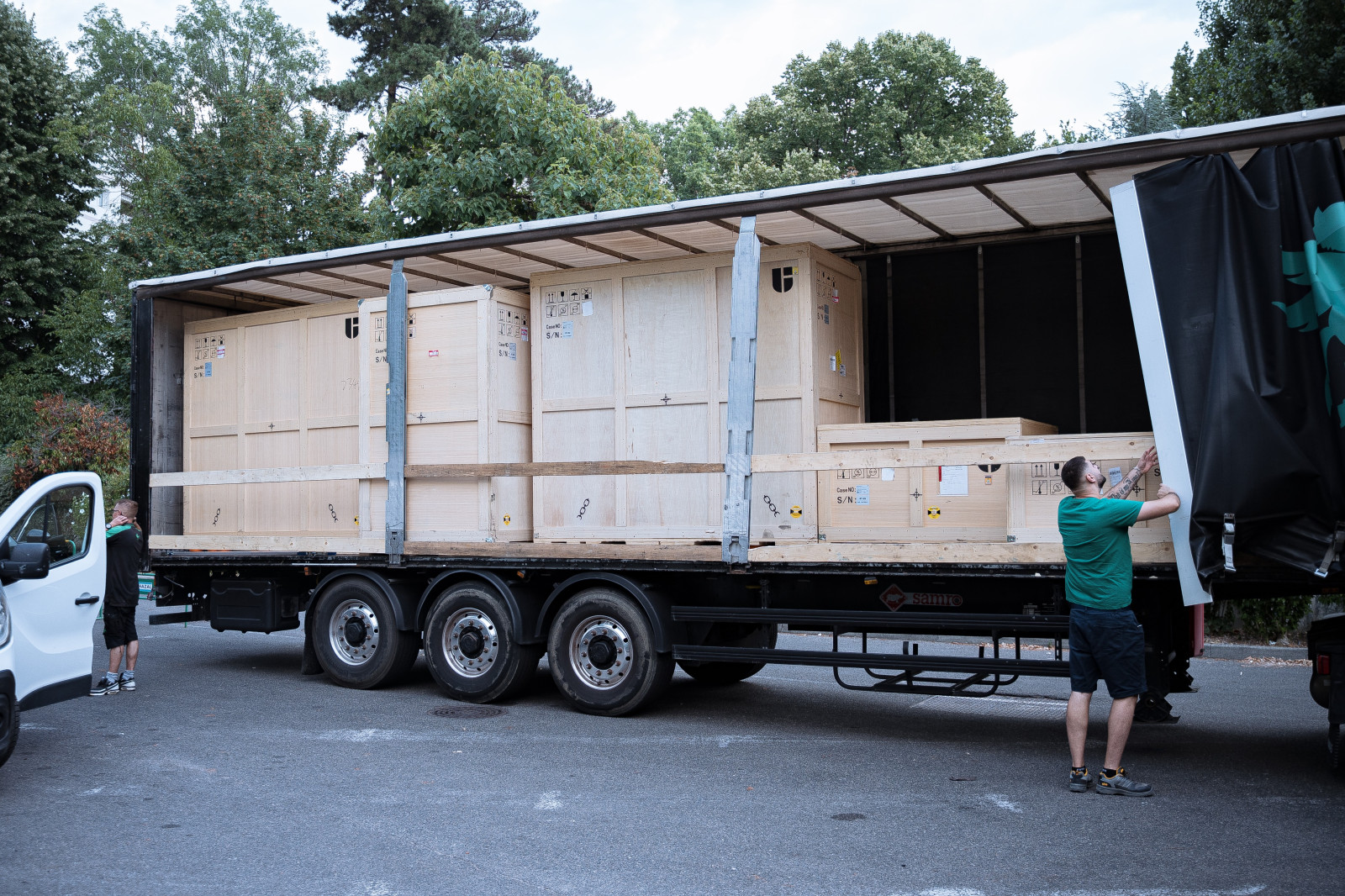 Caisses de transport d'équipement lourd déchargées d'un semi-remorque