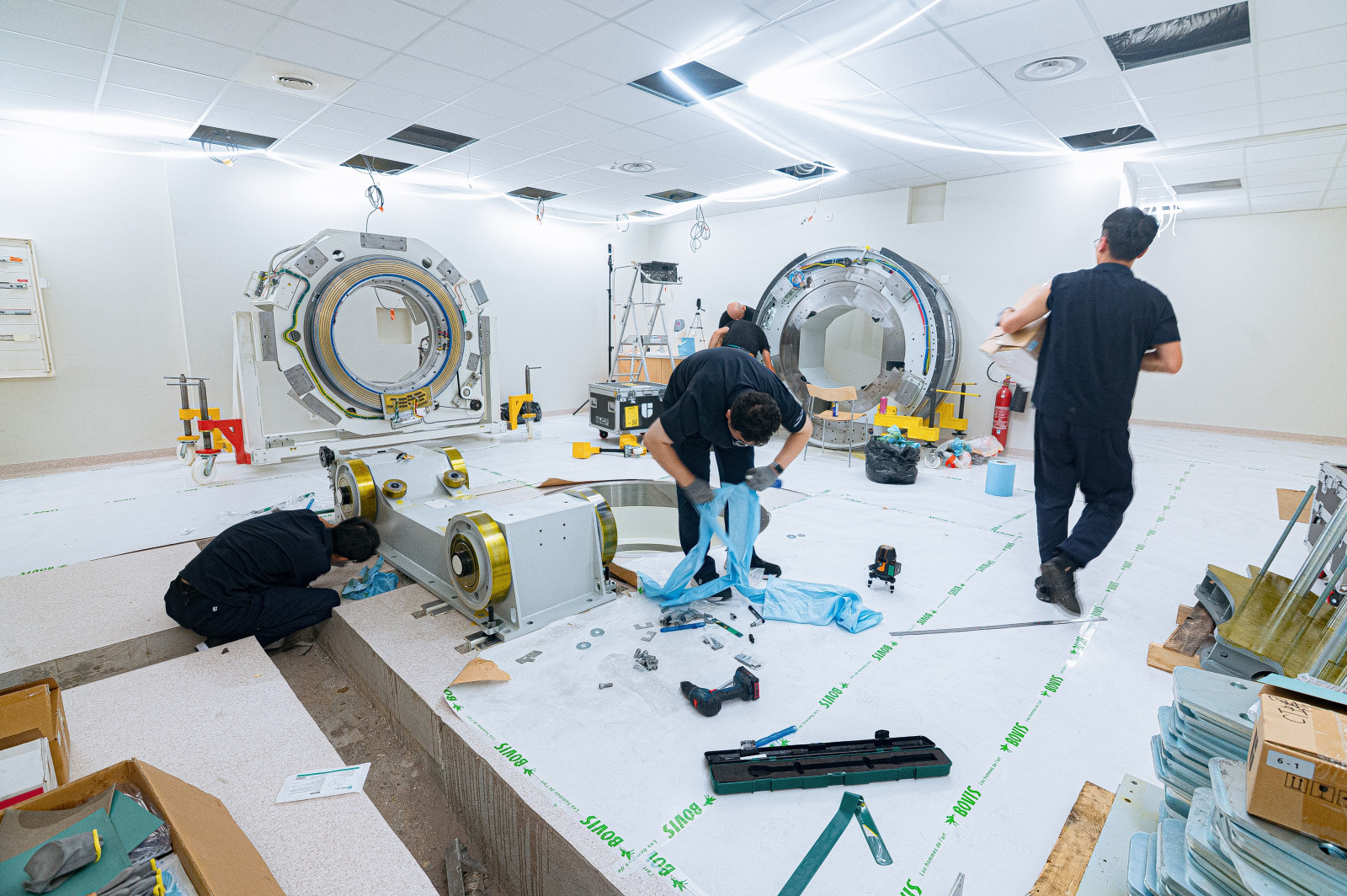 Vue large d'une salle technique pendant le montage d'un &eacute;quipement