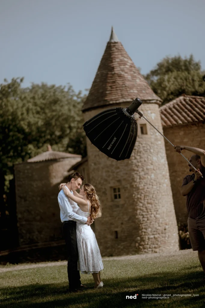 Coulisses photo de mariage avec softbox sur perche devant château périgourdin, mariage au Château du Sou