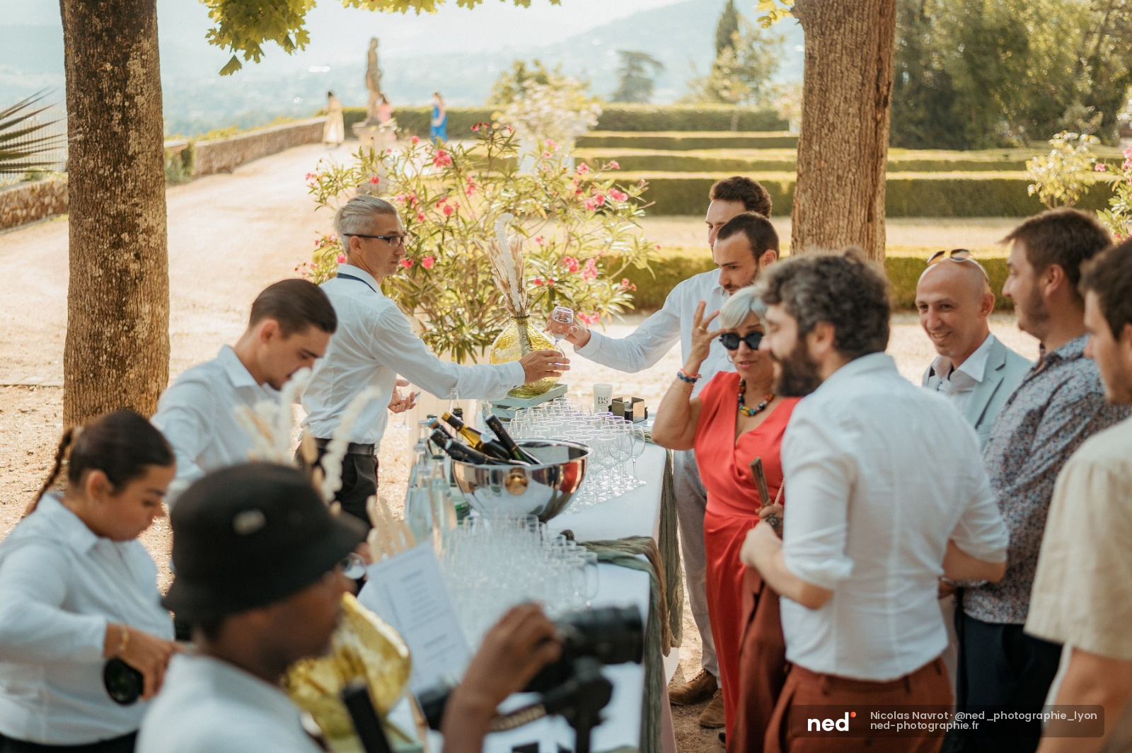 Mariage en extérieur, cérémonie d'apéritif sous les arbres