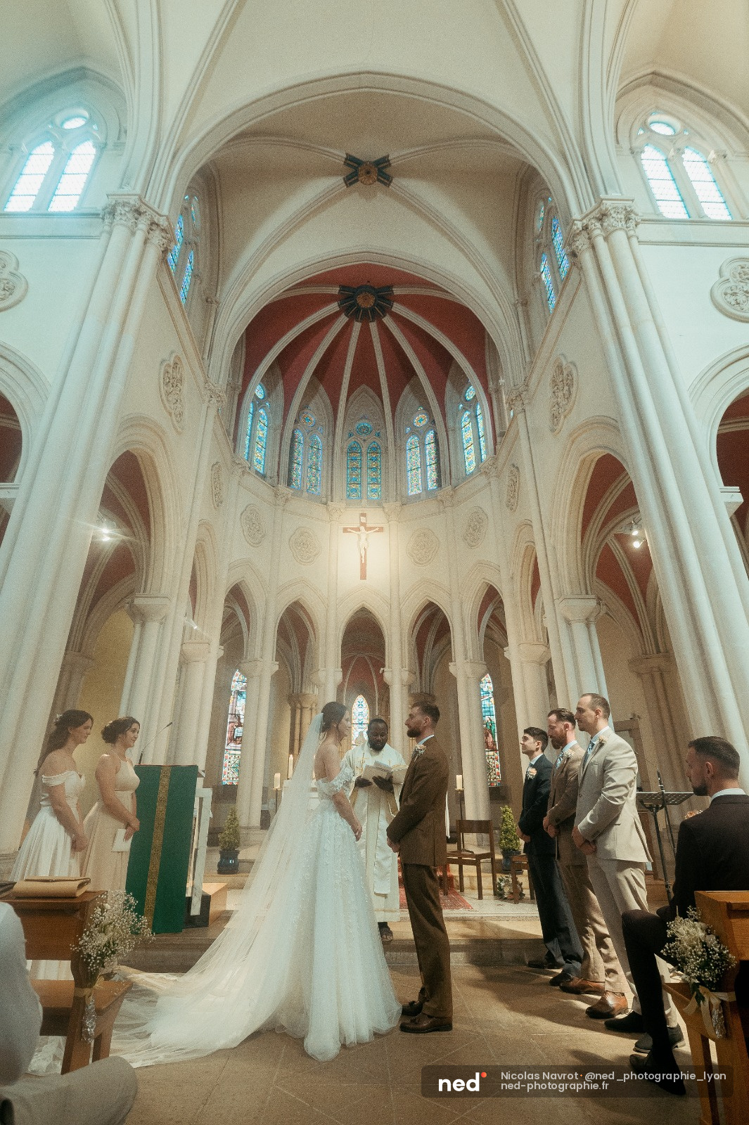 Mariage à l'église, cérémonie en nef gothique