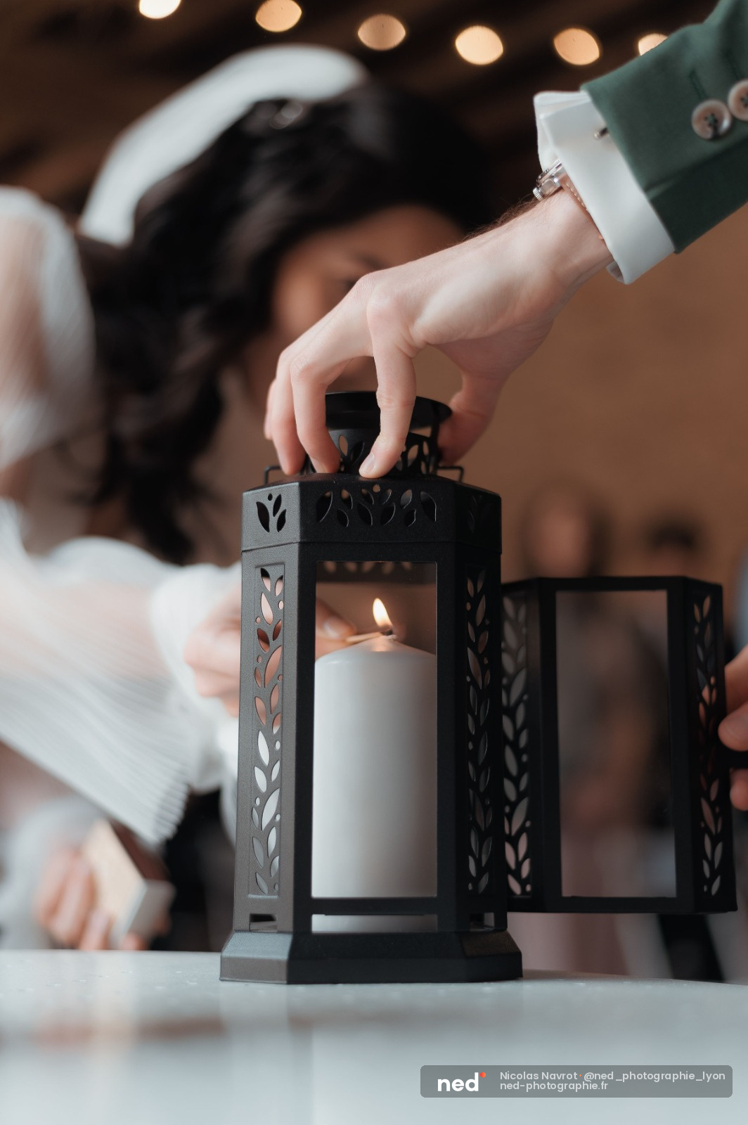 Mariée ajustant une lanterne noire décorée
