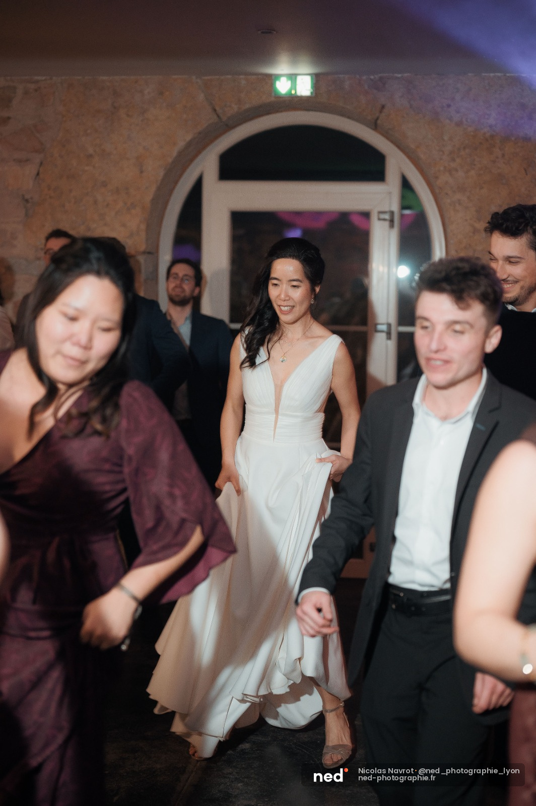 Mariée en robe blanche lors de la reception