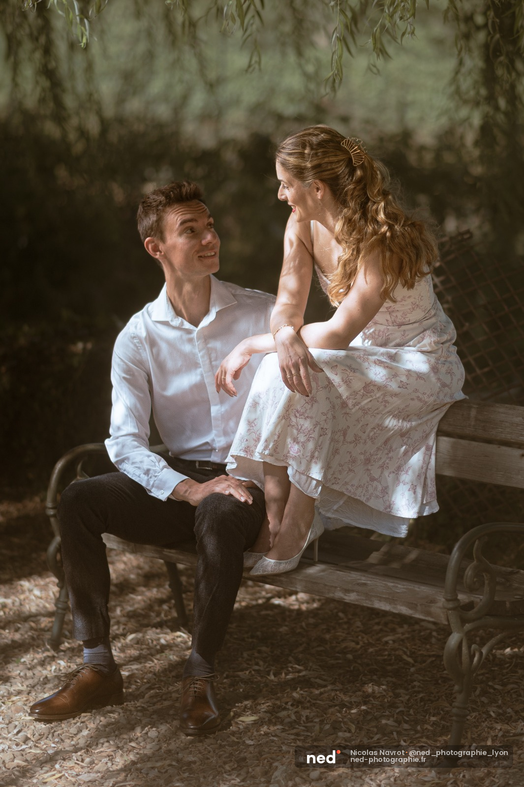 Photo de couple sous le saule pleureur