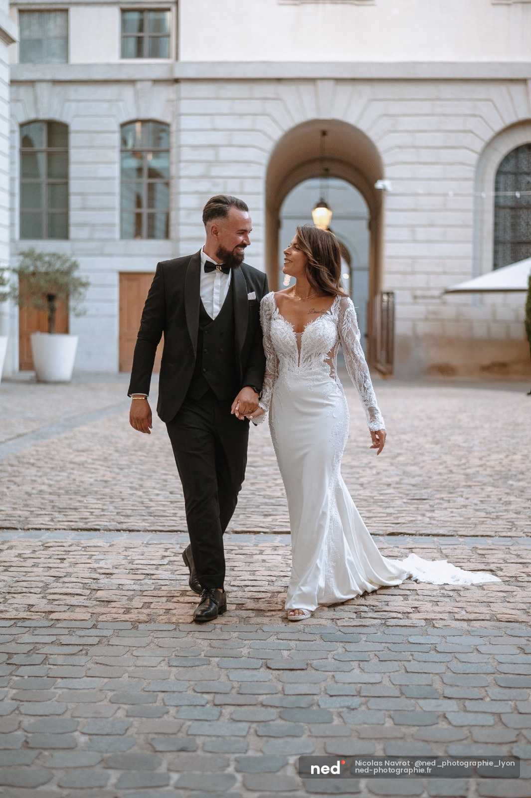 Photo mariage couple devant façade classique