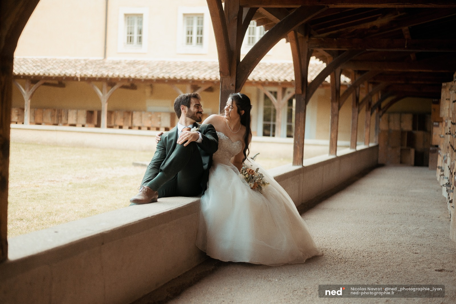 Photo mariage couple dans écurie ancienne