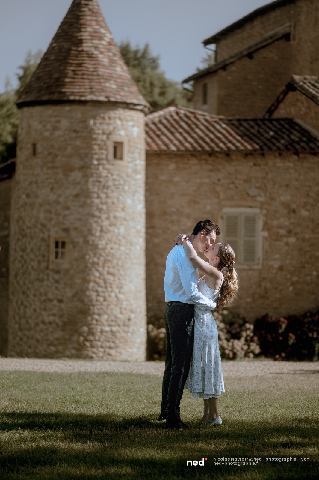 Séance photo couple devant château ancien